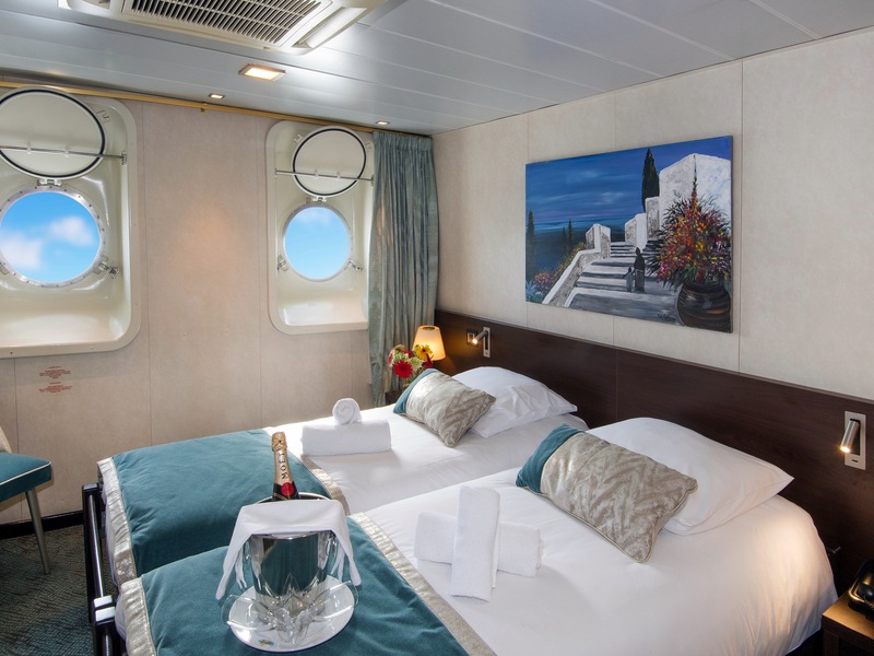 Main Deck 2 Adjustable Twin Beds - Portholes Cat A